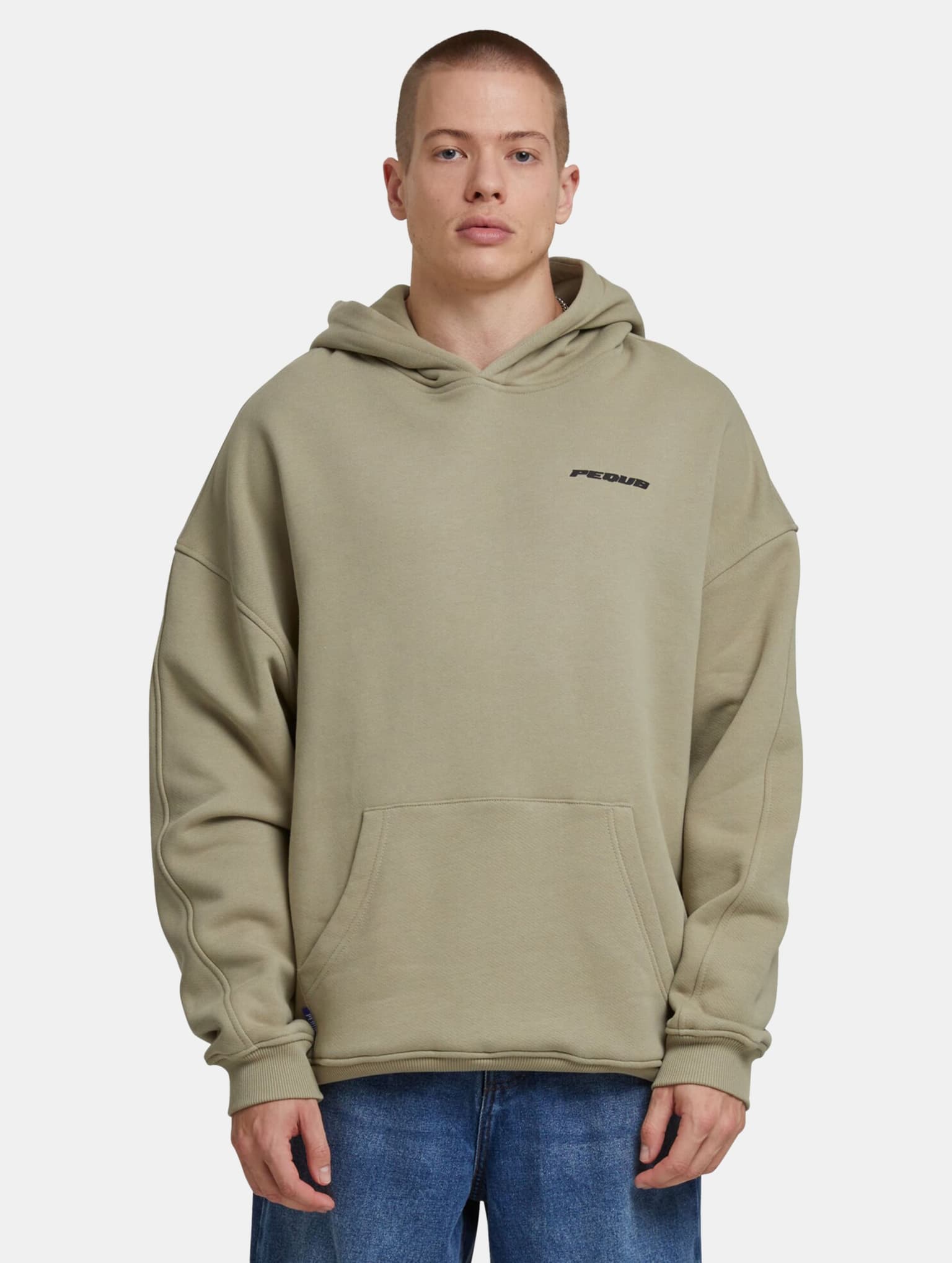 PEQUS Plágia Chest Logo Hoodie – Bild 3