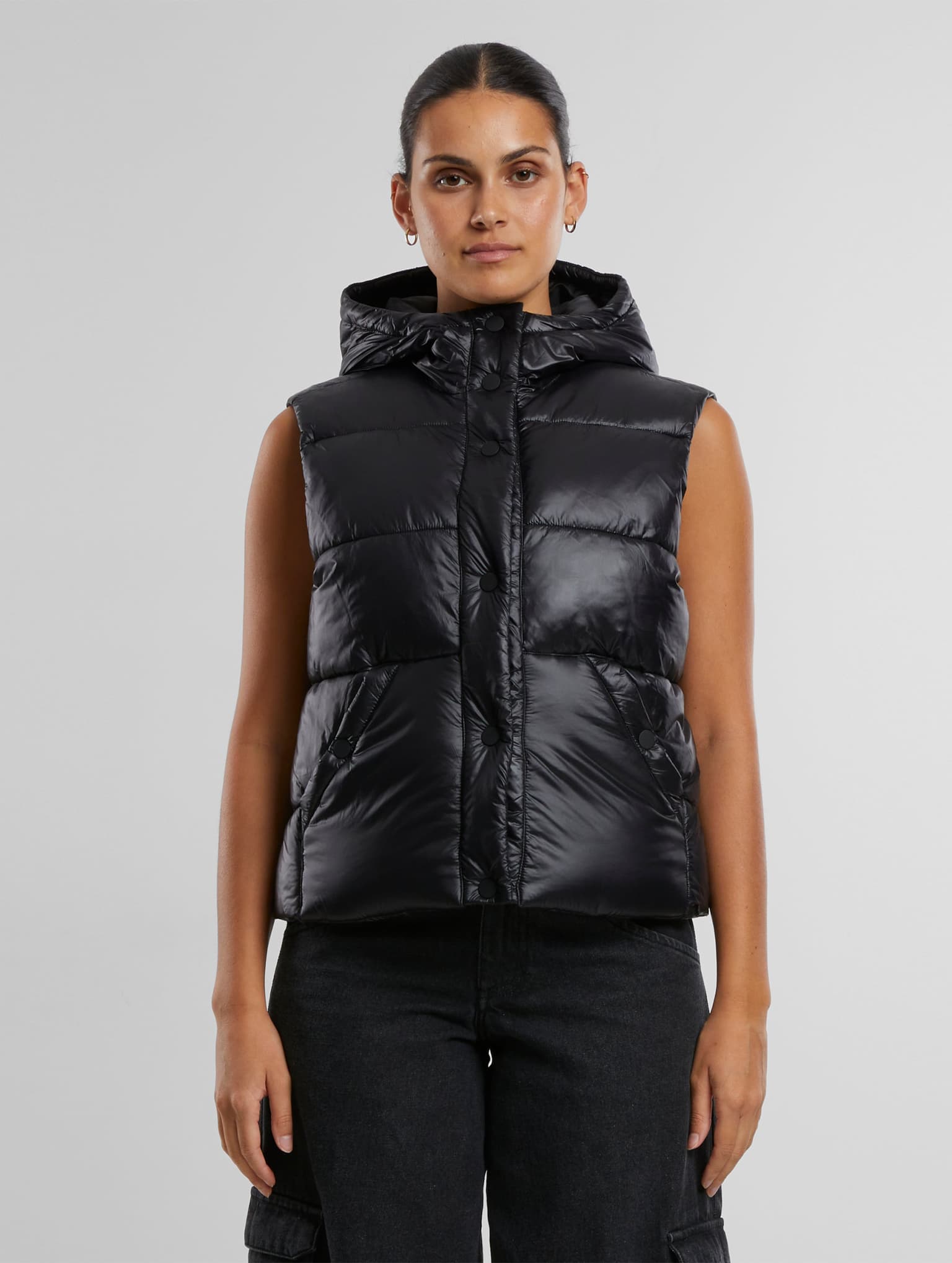 Urban Classics Ladies Essentials Shiny Puffer Vest with Hood – Bild 3