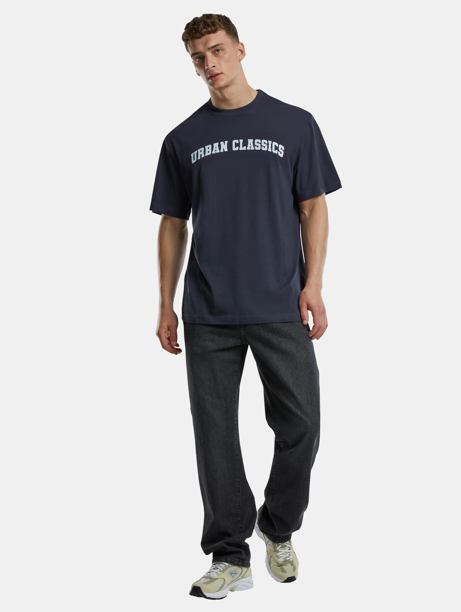 Urban Classics UC College Logo Tall T-Shirt – Bild 4