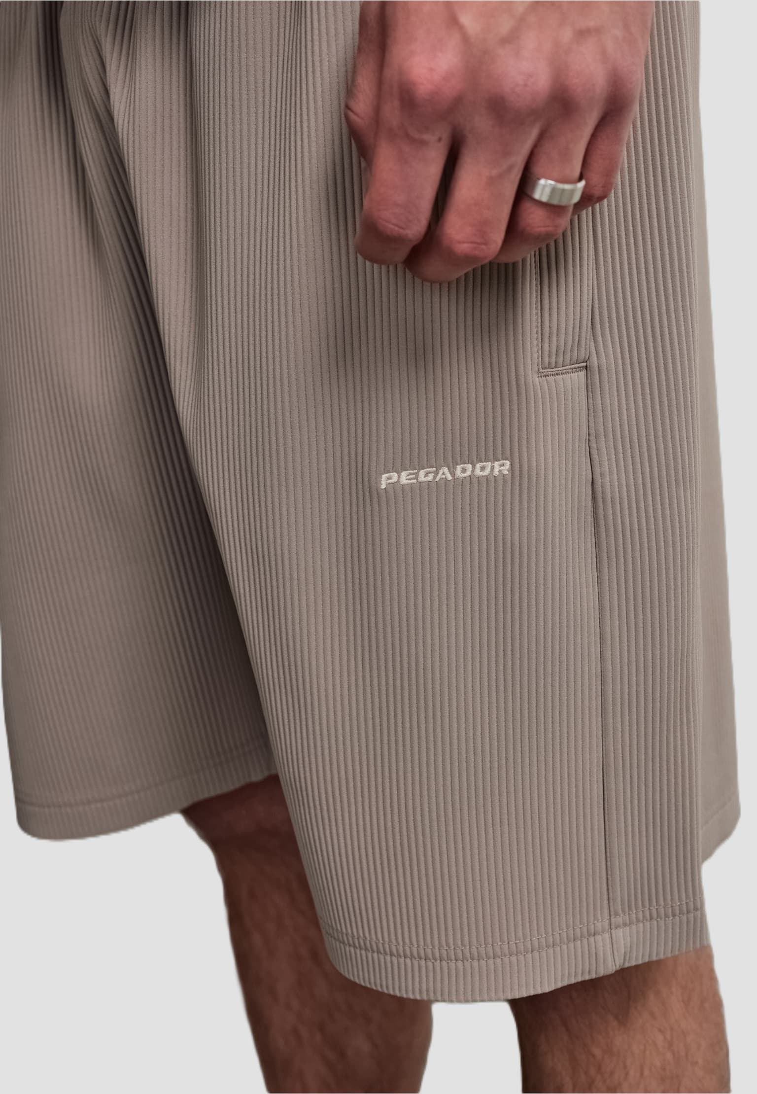 PEGADOR Troy Plissee Short – Bild 3