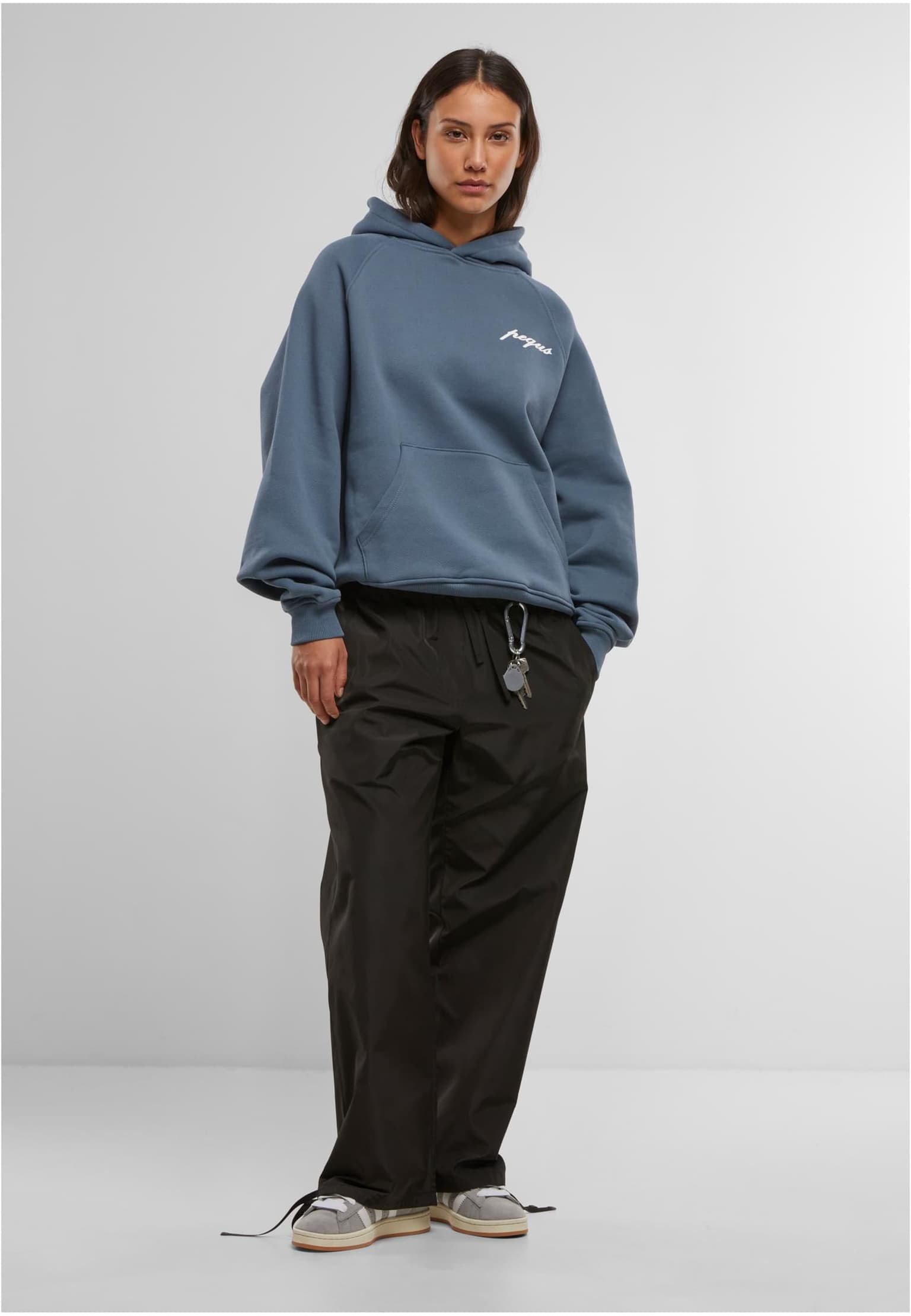 PEQUS Chest Logo Hoodie – Bild 4