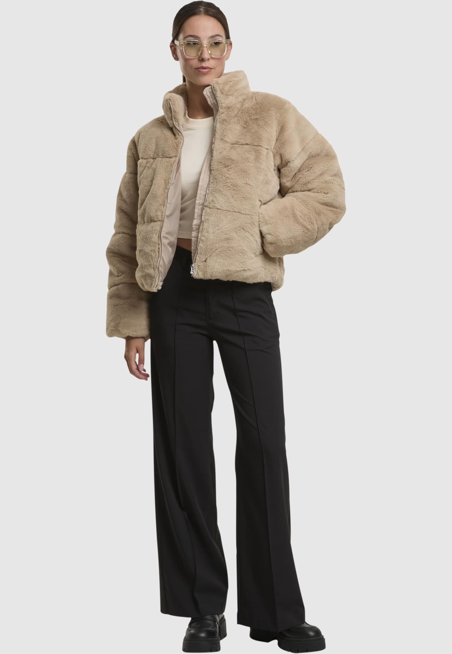 Urban Classics Ladies Short Faux Fur Puffer Jacket – Bild 3