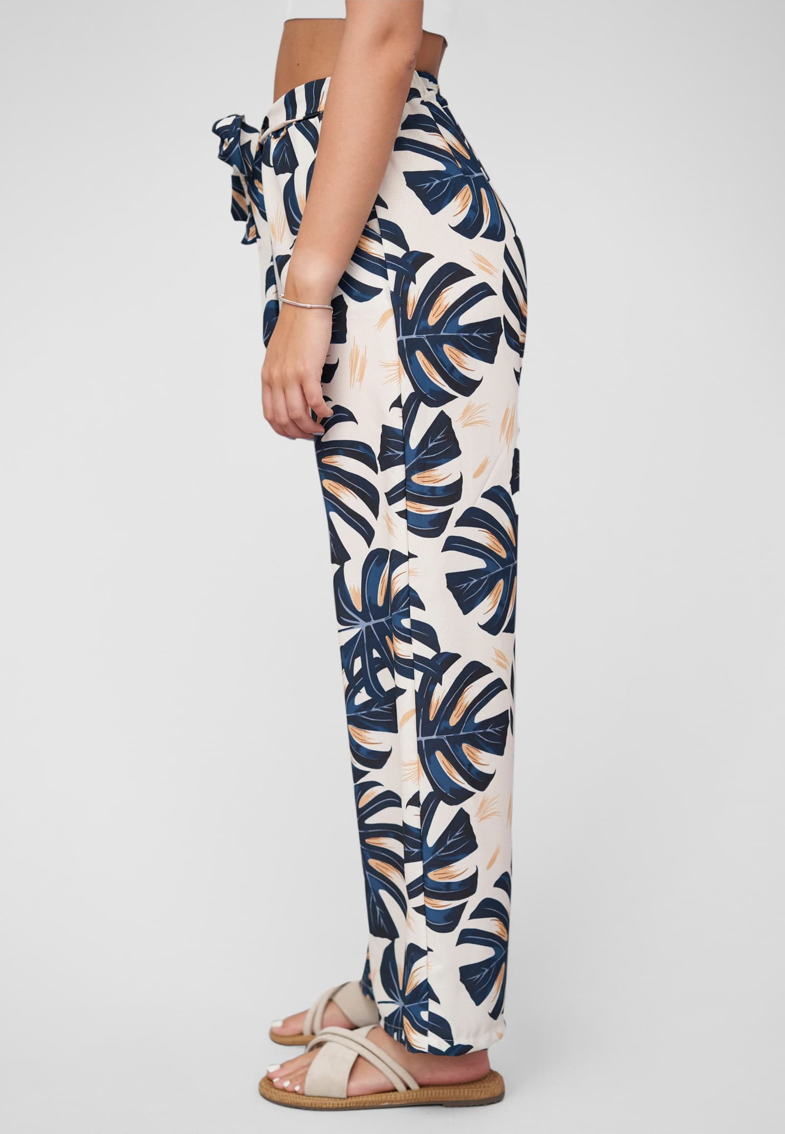 Cloud5ive Summer Pants with palm print and tie belt – Bild 3