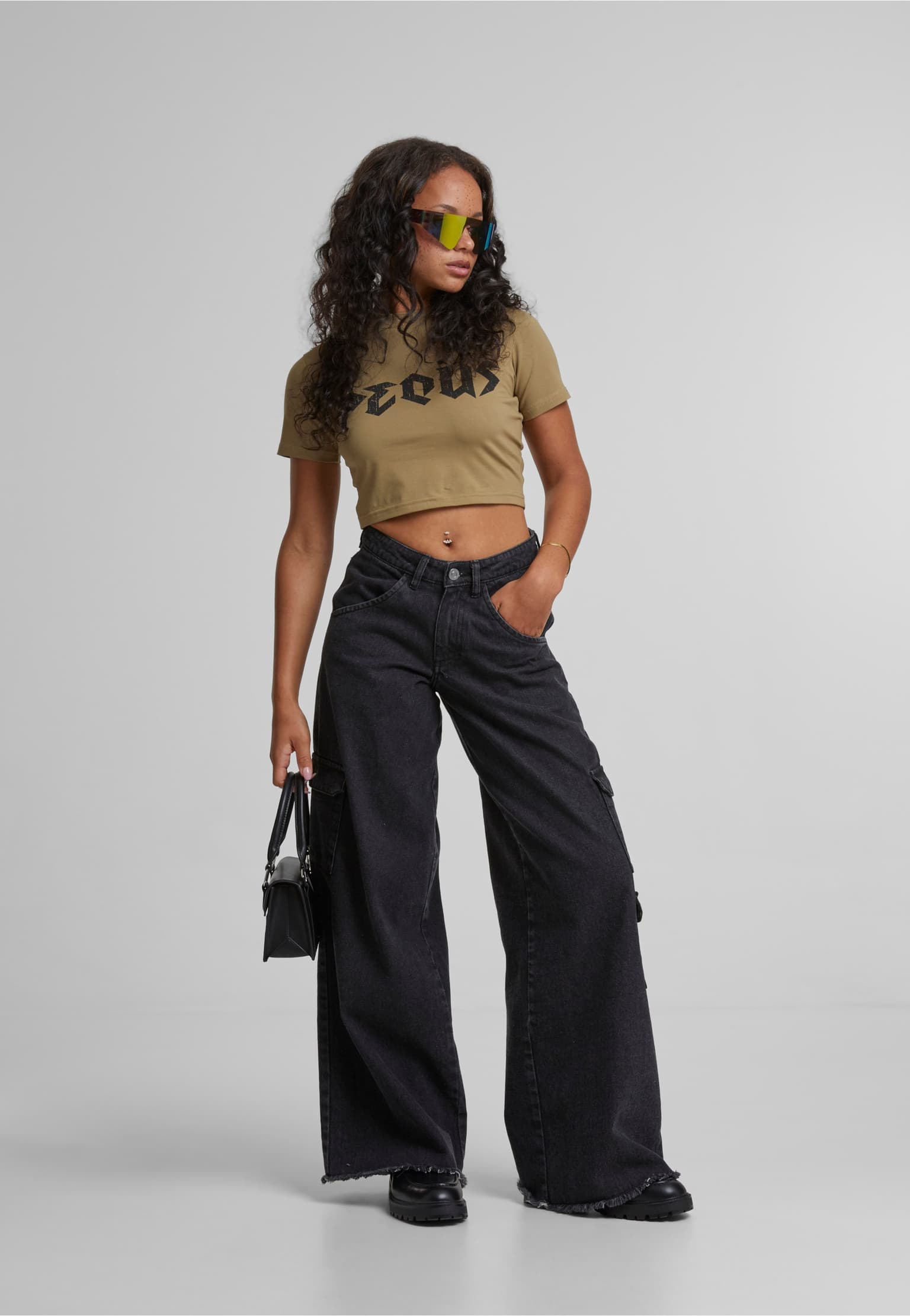 PEQUS Band Logo Crop Top – Bild 3