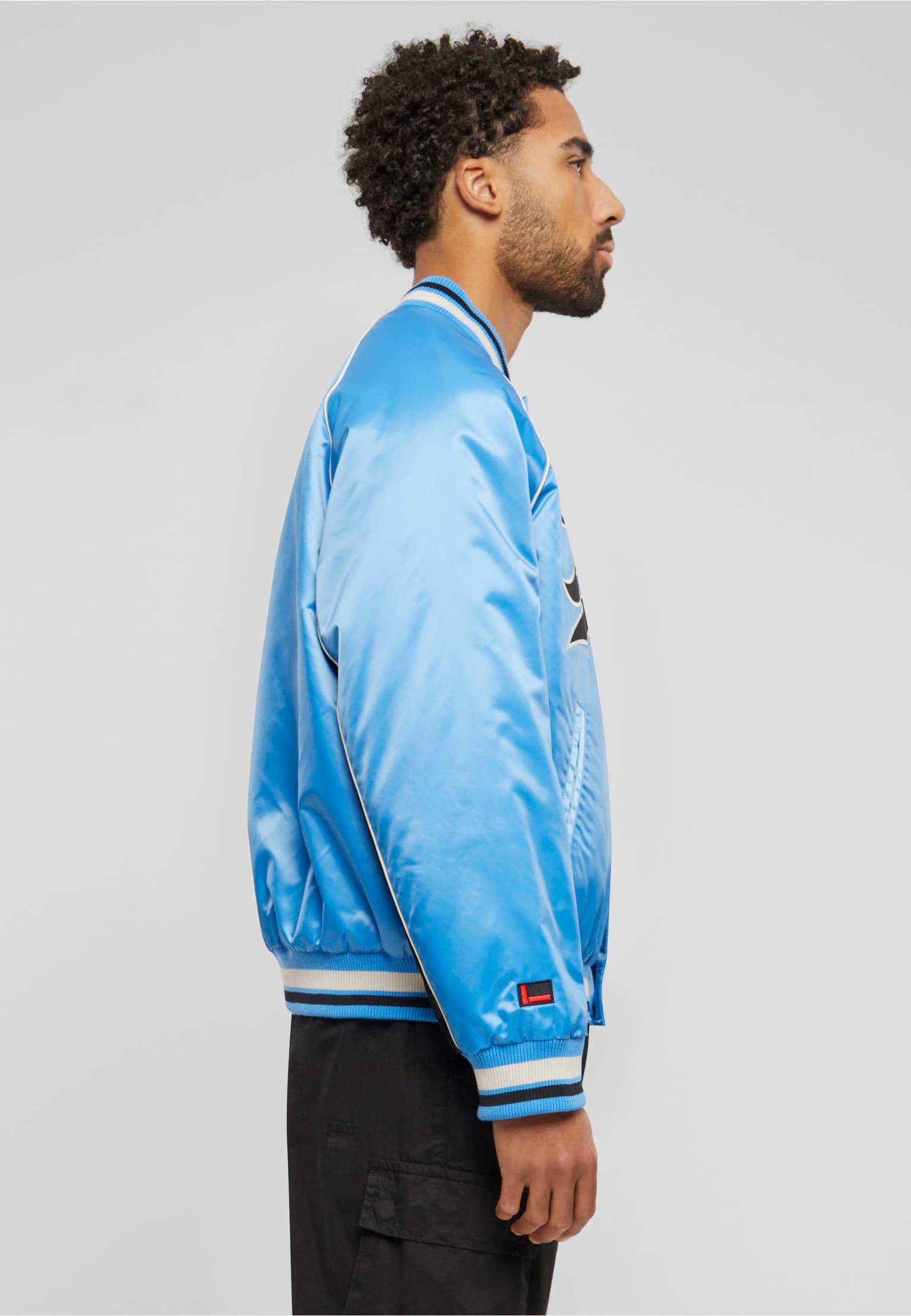 FM241-012-1 Fubu Varsity Satin Raglan Bomber Jacket – Bild 4