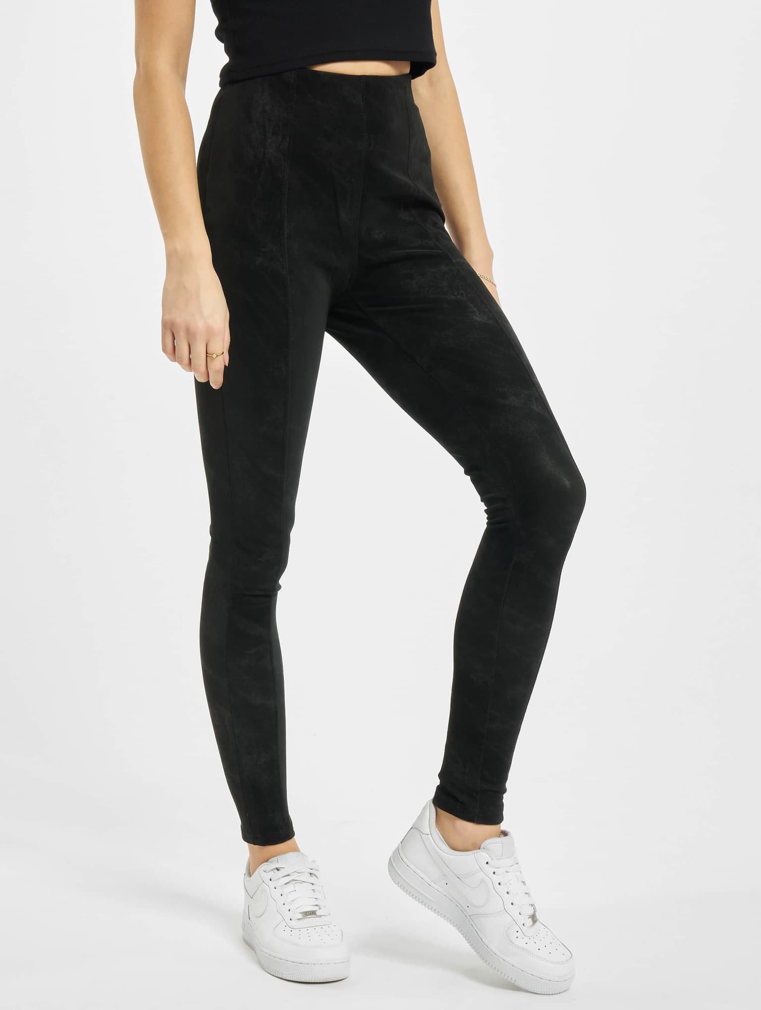 Urban Classics Ladies Washed Faux Leather Pants – Bild 3