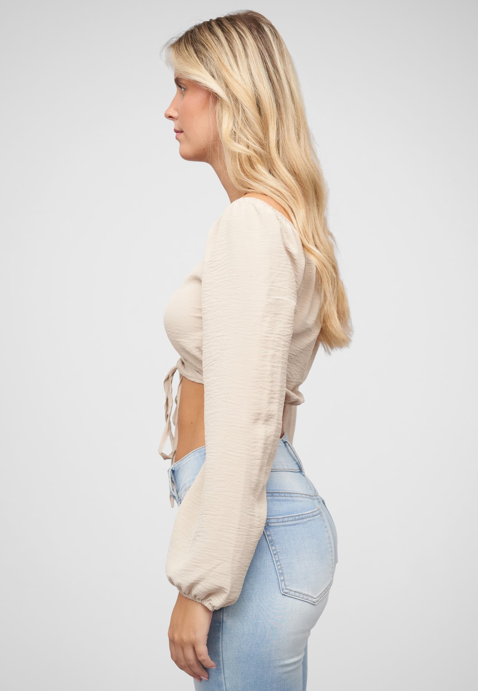 Cloud5ive Kurze V-Neck Bluse mit Ballonärmeln & Raffdetail vorne – Bild 3