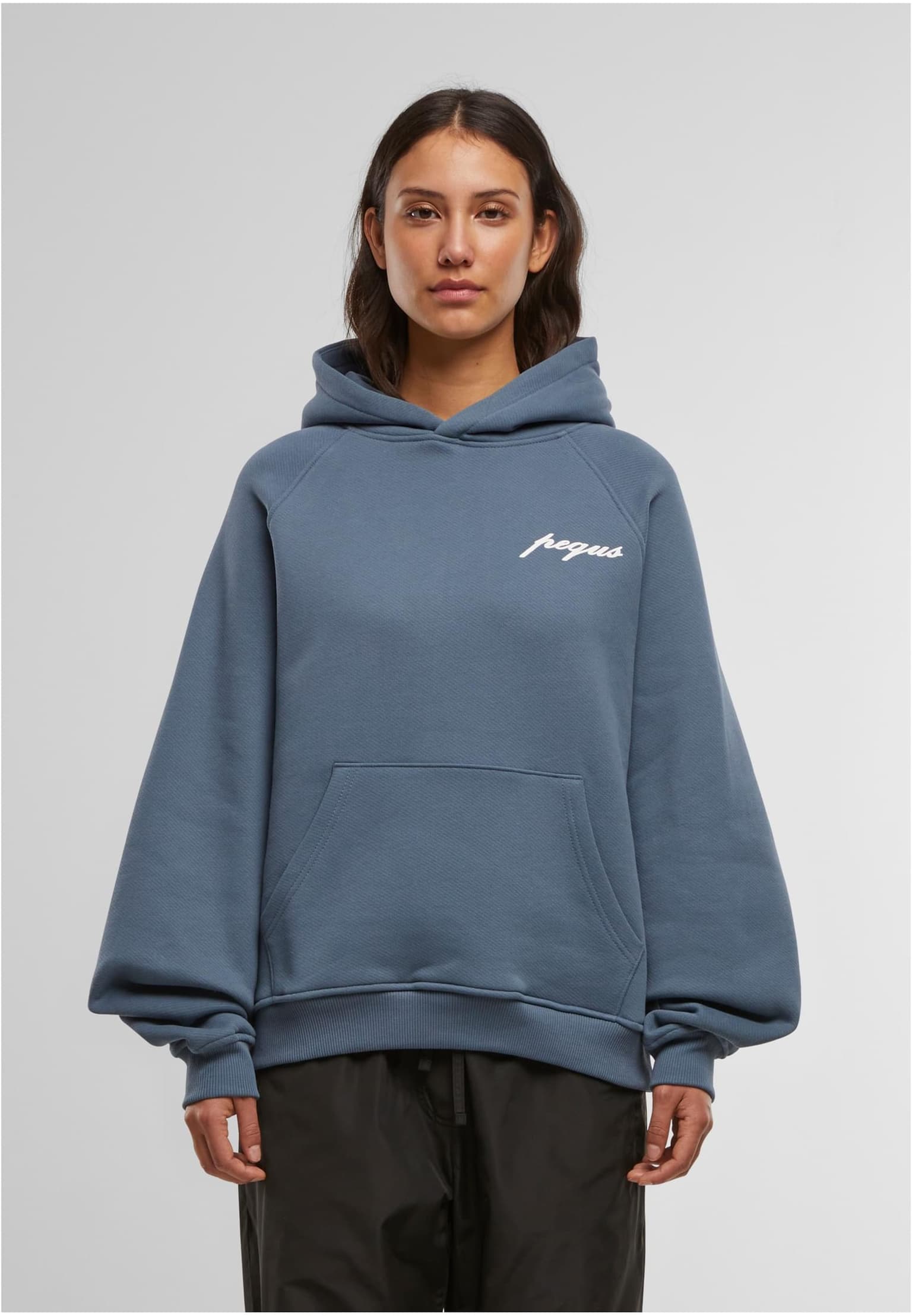 PEQUS Chest Logo Hoodie – Bild 3