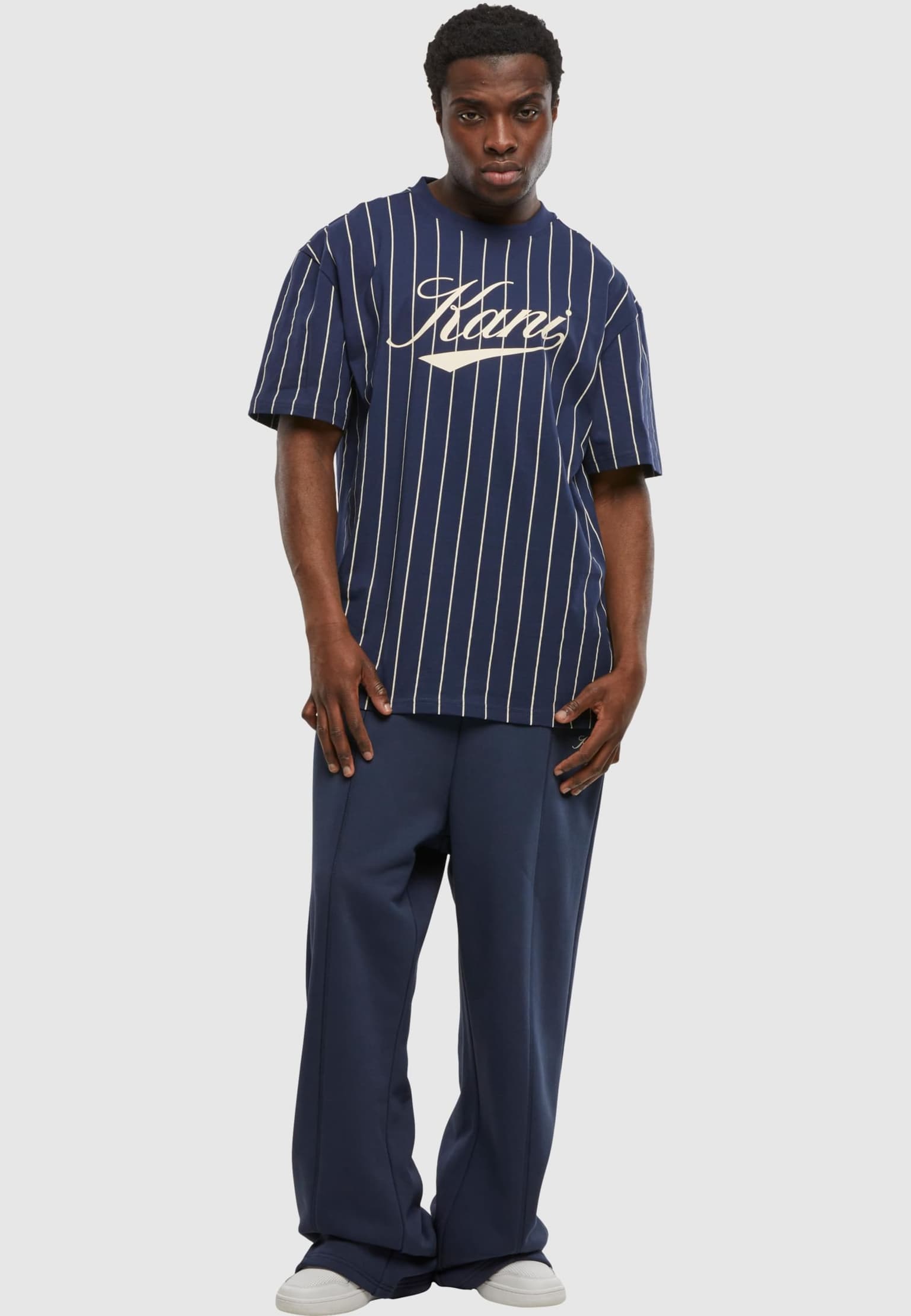 Karl Kani Cursive Varsity Pinstripe T-Shirt – Bild 4