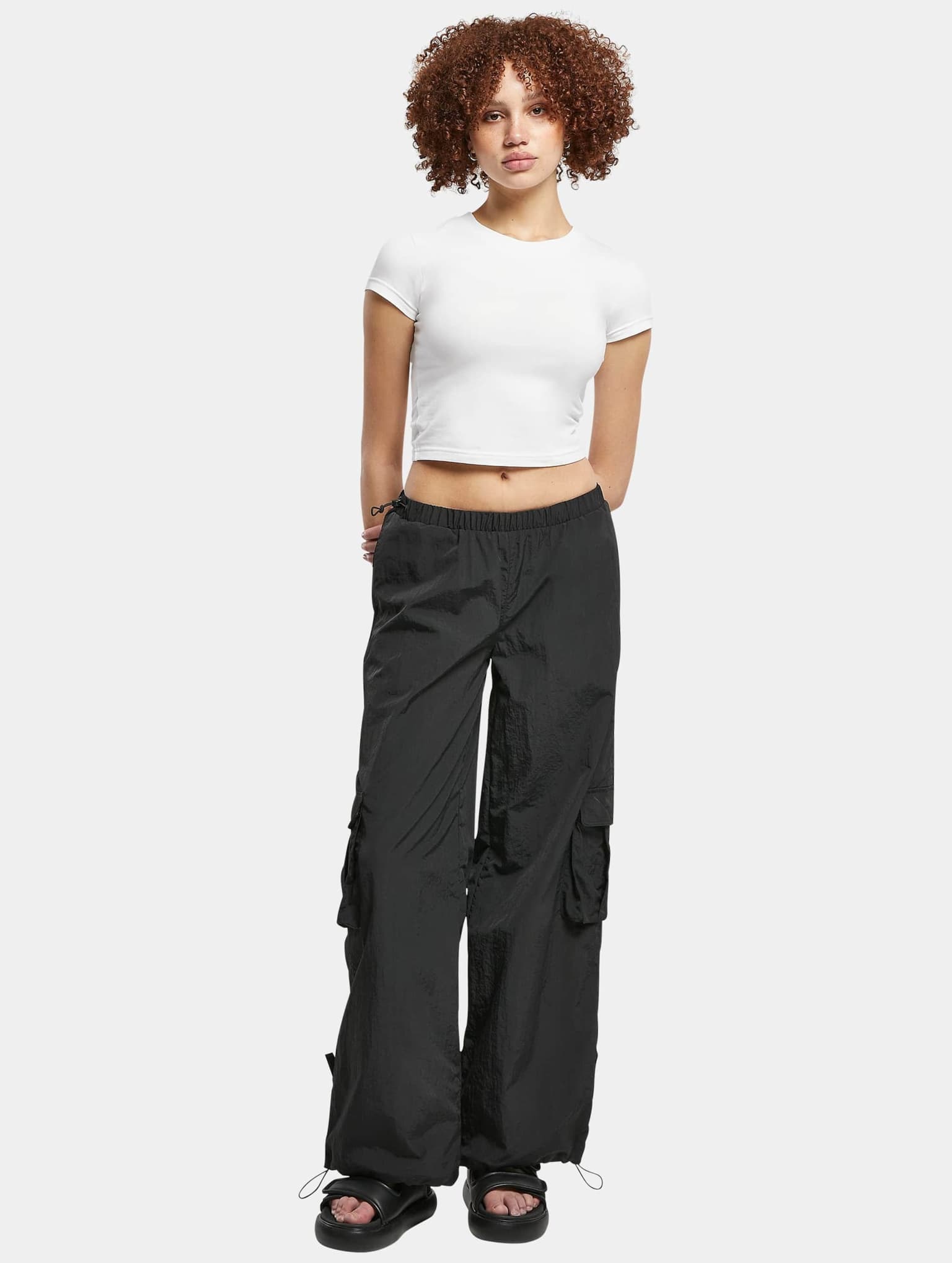 Urban Classics Ladies Wide Crinkle Nylon Cargo Pants – Bild 3