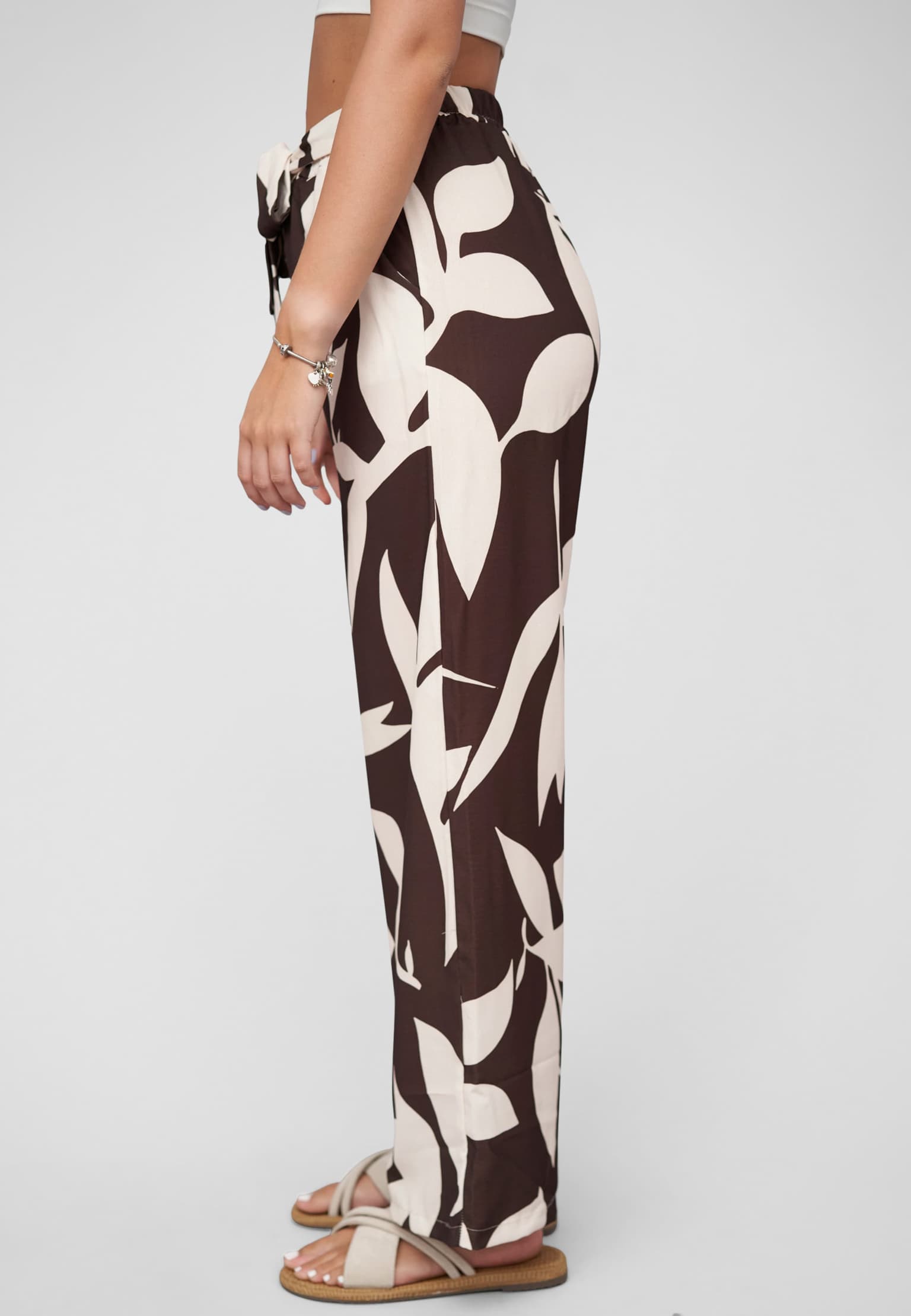 Cloud5ive Pants with tie belt and aop floral print – Bild 3