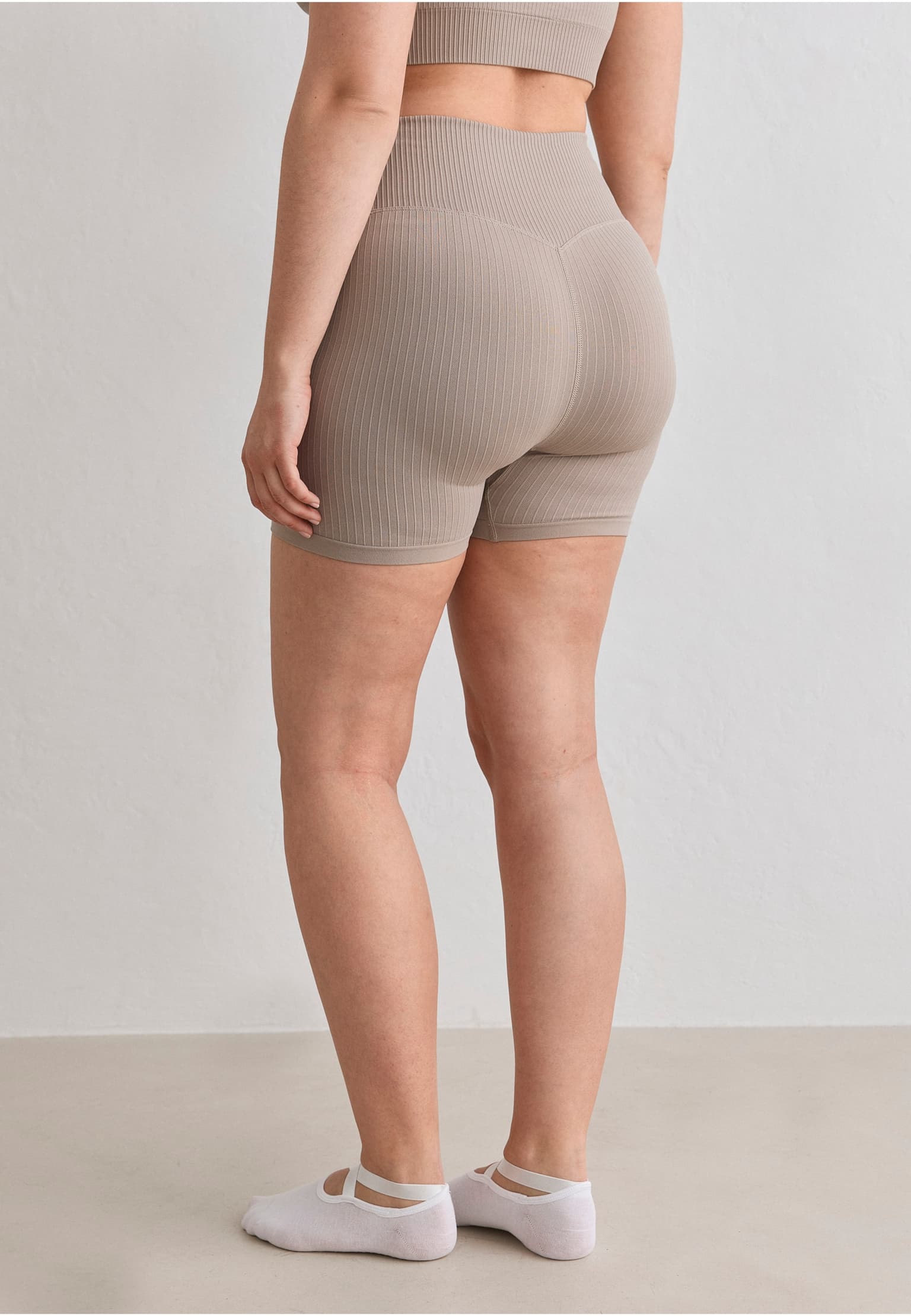 aimn Ribbed Seamless Midi Biker Short – Bild 2