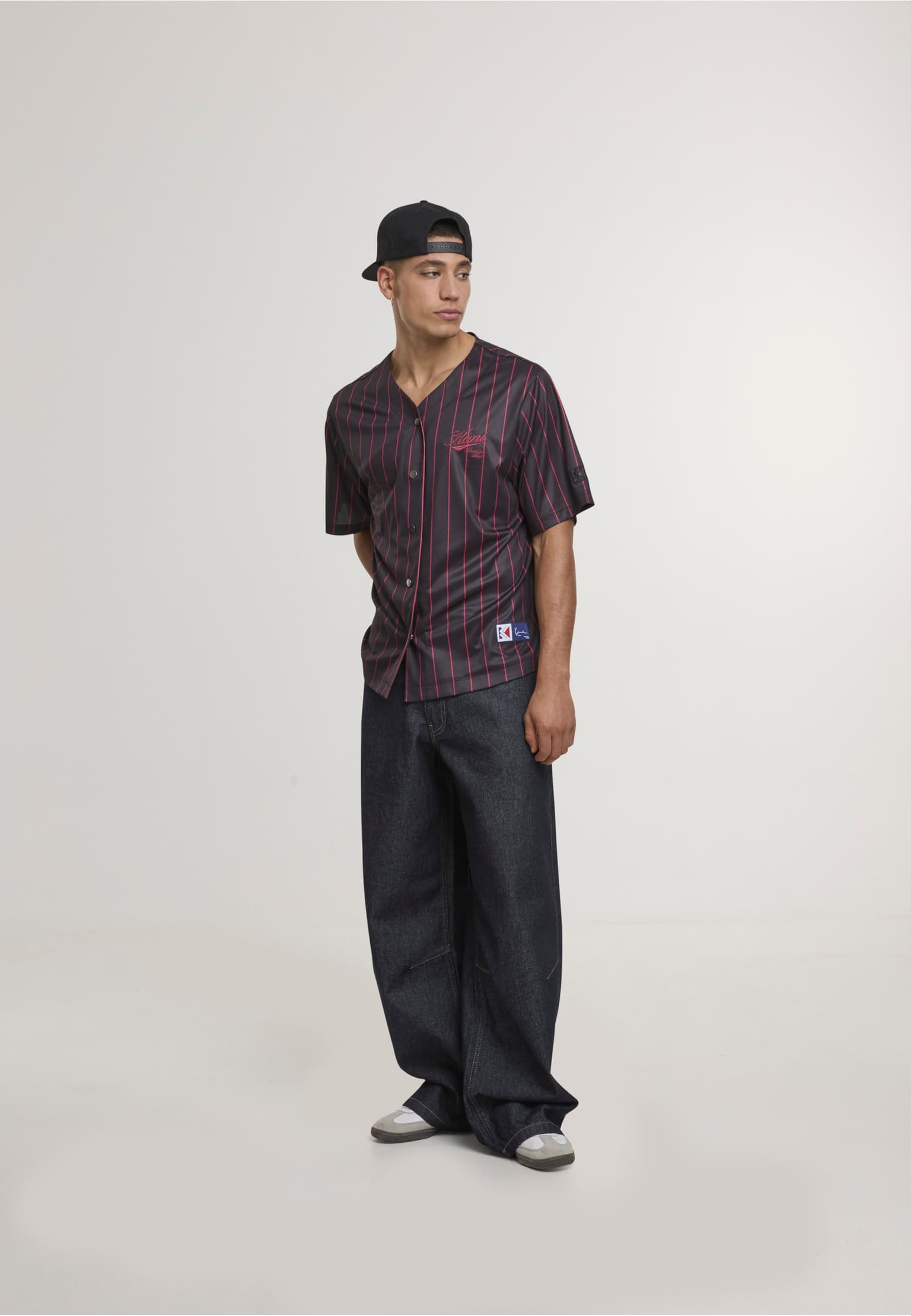 Karl Kani Cursive Varsity Pinstripe Cropped Baseball Jersey – Bild 3