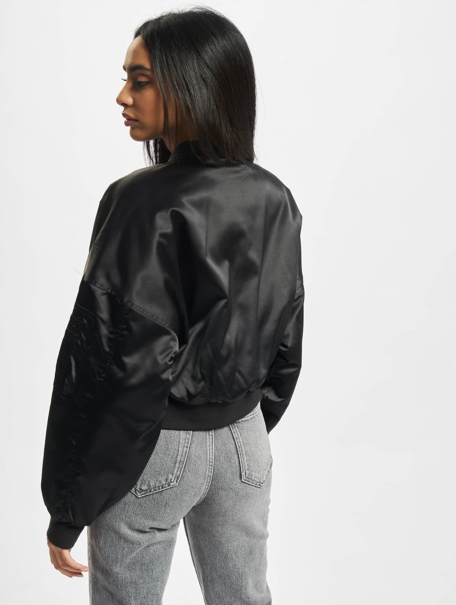 Urban Classics Ladies Short Oversized Satin Bomber Jacket – Bild 2