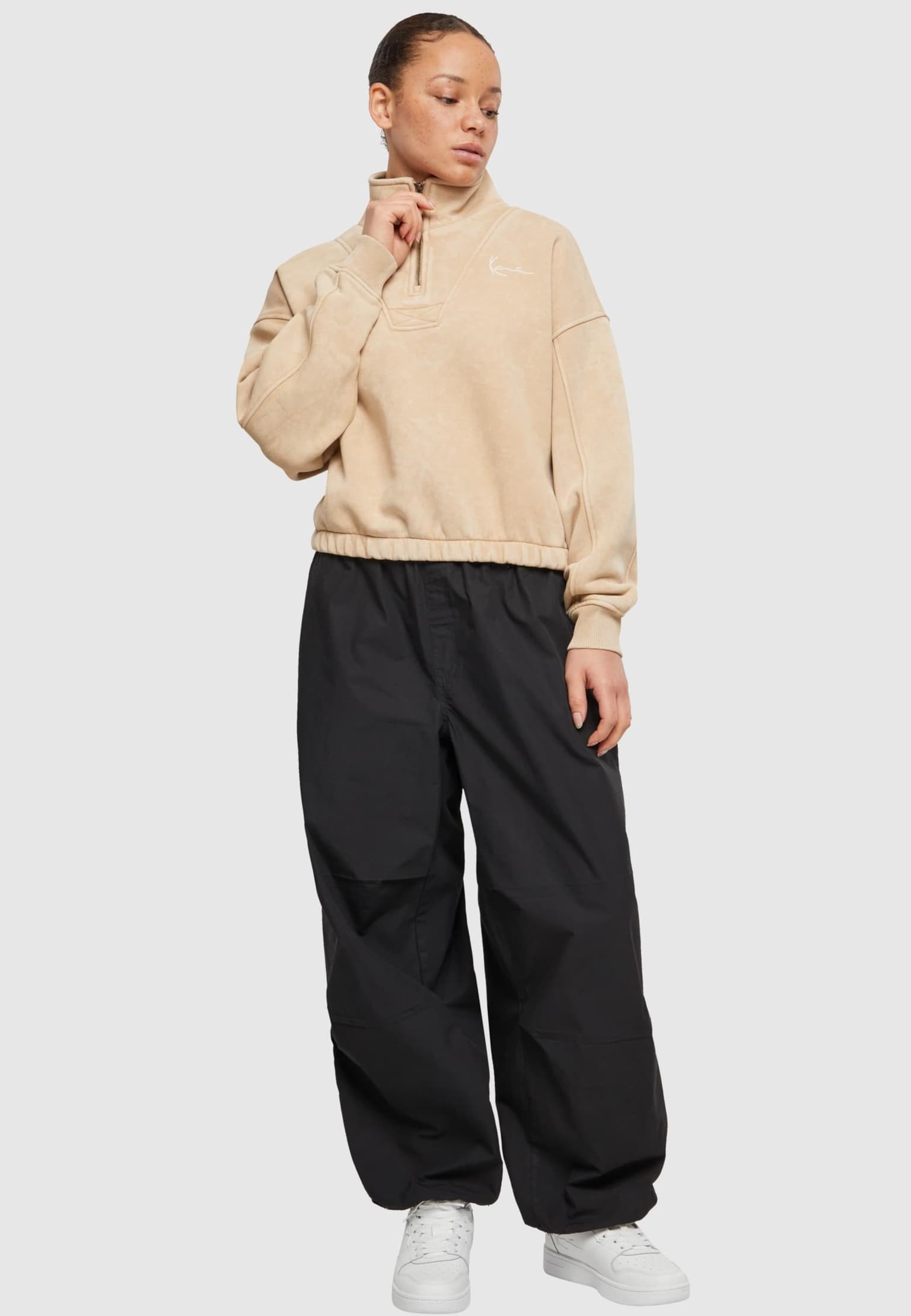 KW241-007-1 Karl Kani KK Chest Signature Washed Crop Troyer – Bild 3