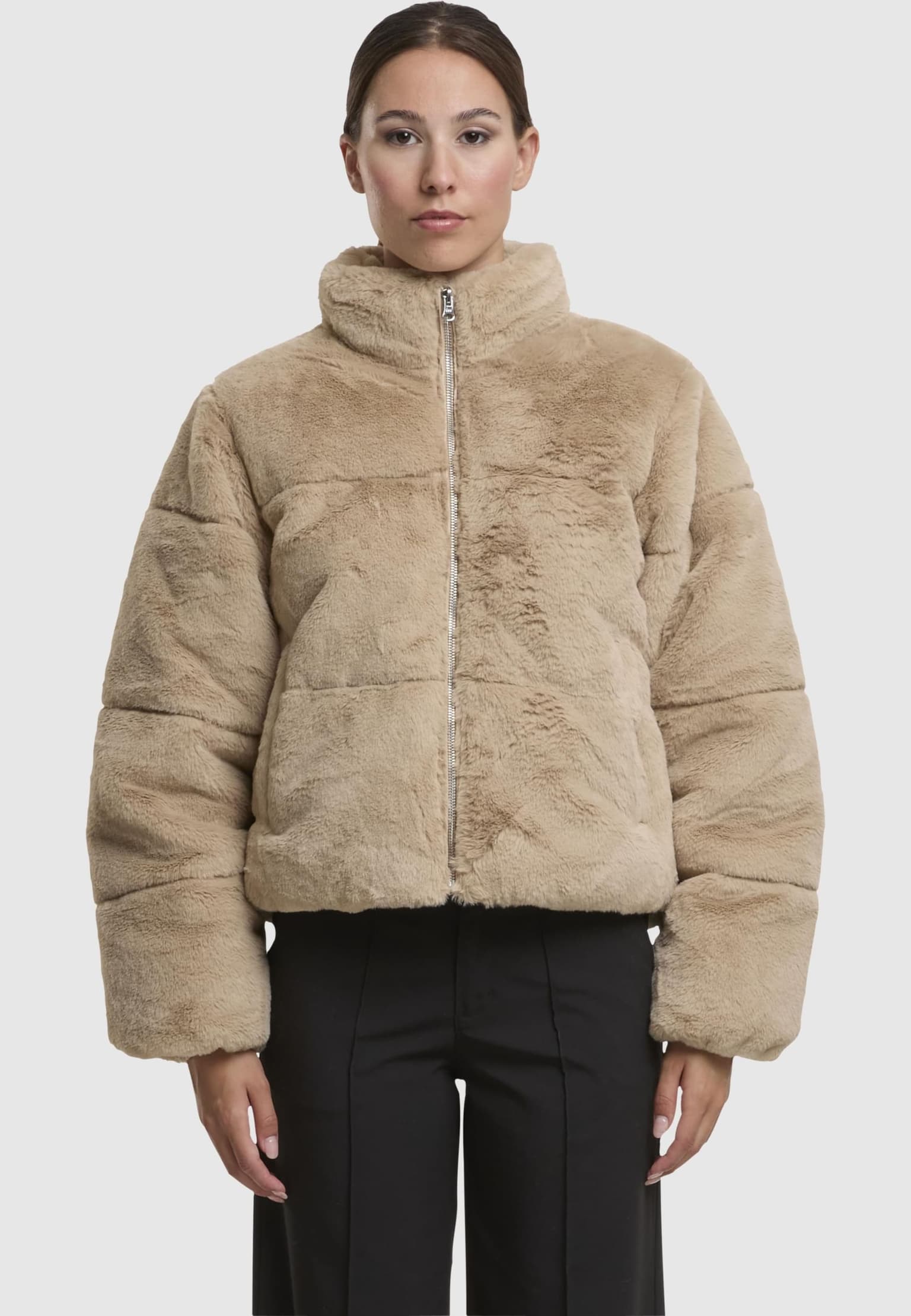 Urban Classics Ladies Short Faux Fur Puffer Jacket – Bild 2