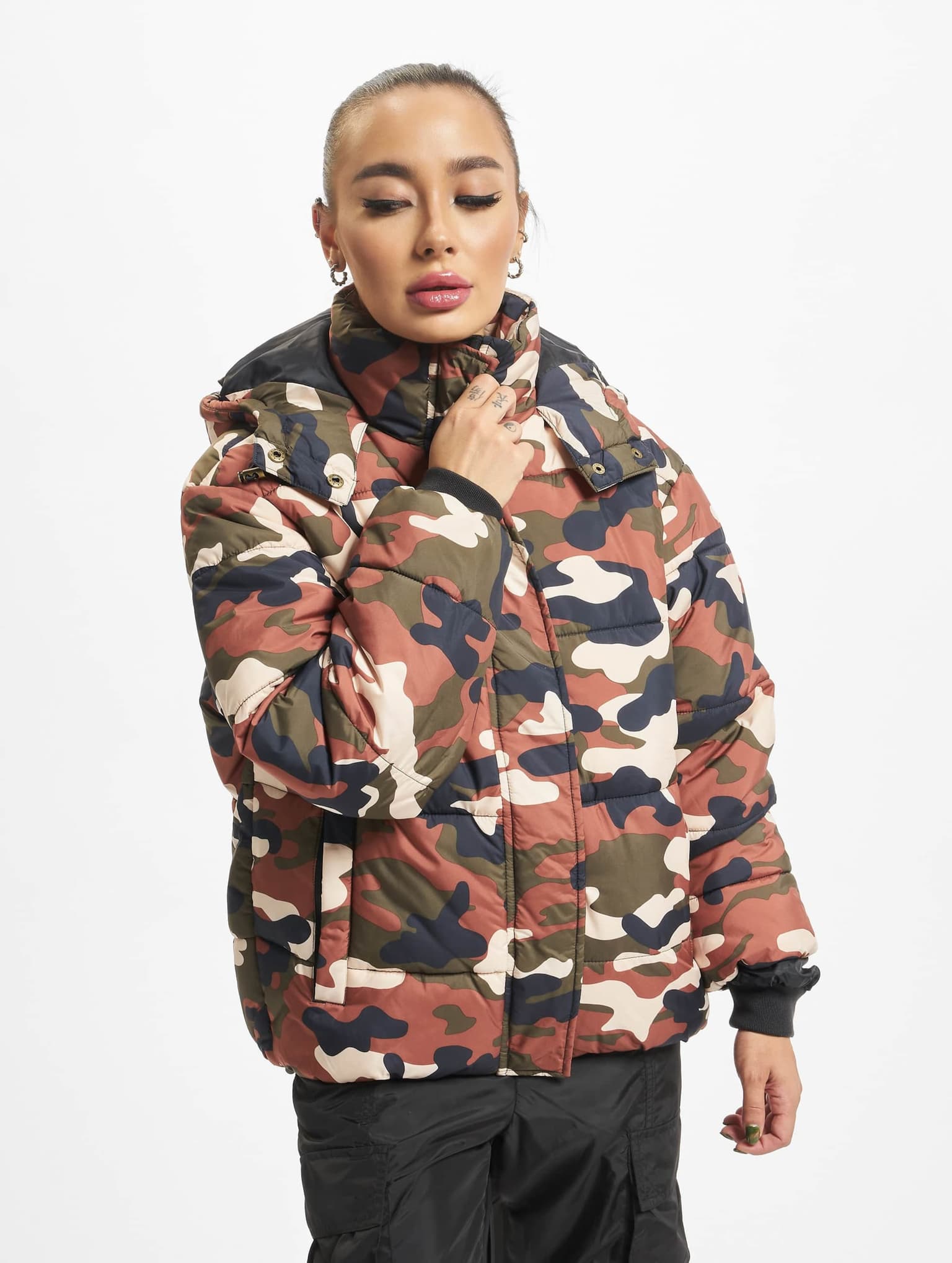 Urban Classics Ladies Boyfriend Camo Puffer Jacket – Bild 3